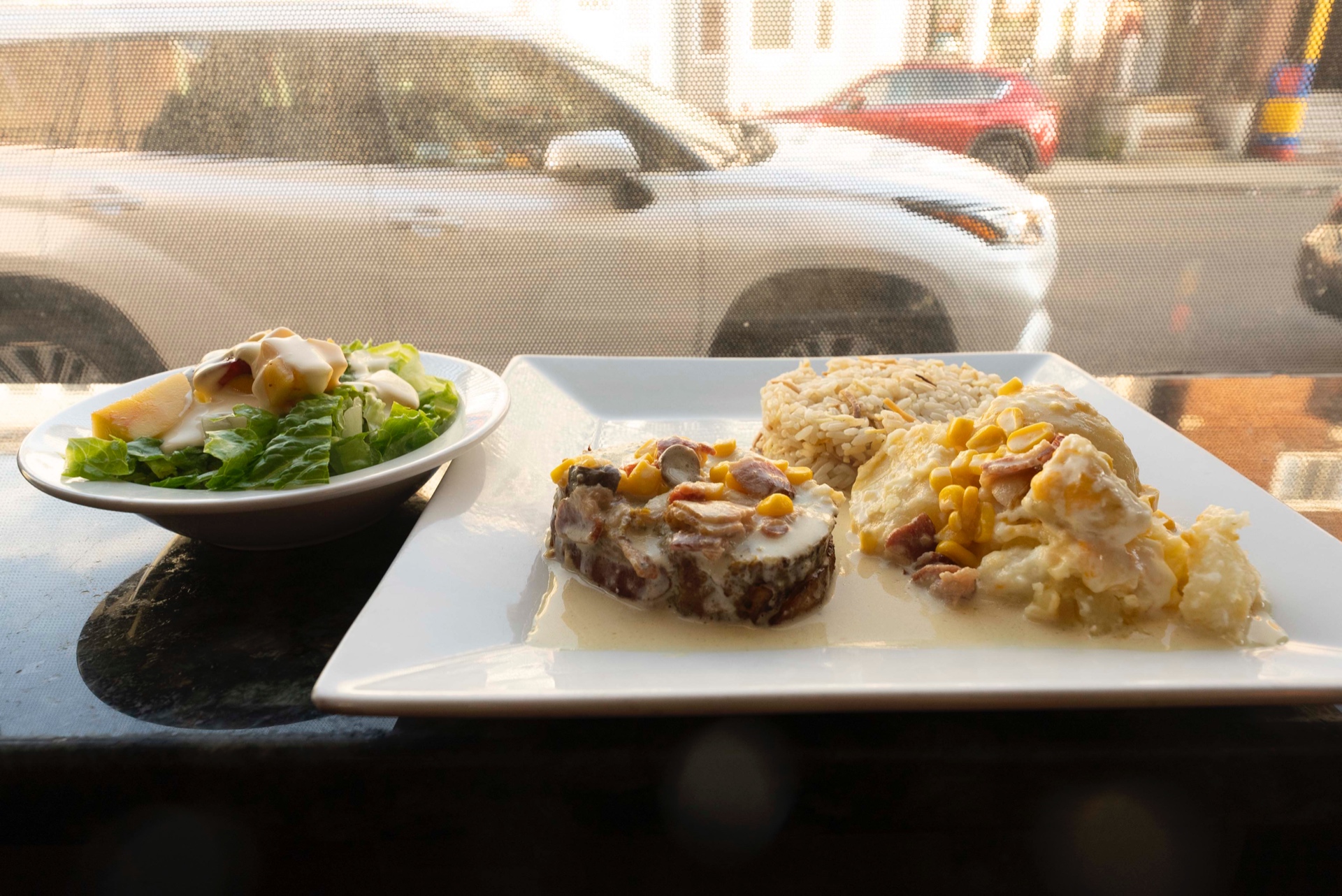 Pechuga a la Bohemios with salad and rice